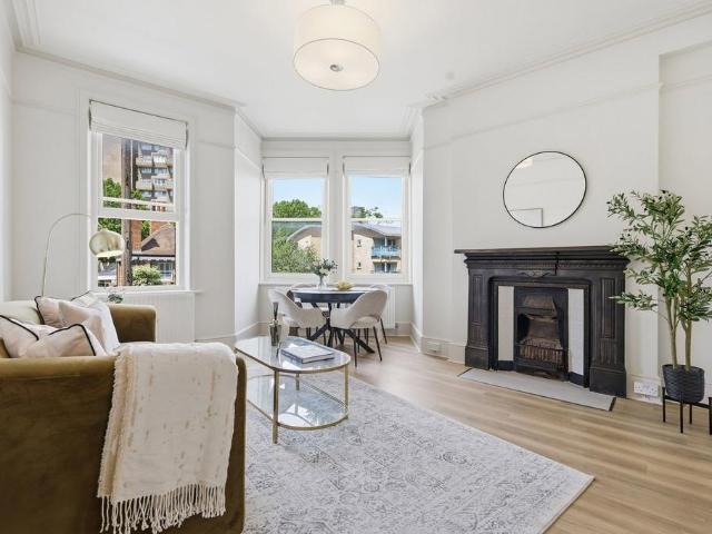 Flat for sale in Oval, Greater London