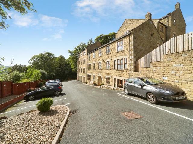 Flat for sale in Riddlesden, West Yorkshire