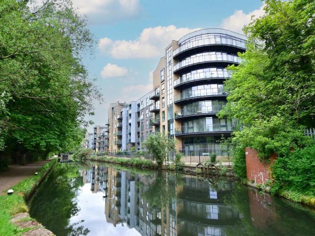 Flat for sale in Pouchen End, Hertfordshire