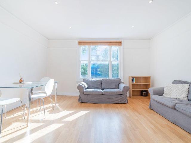 Flat for sale in Maida Vale, Greater London