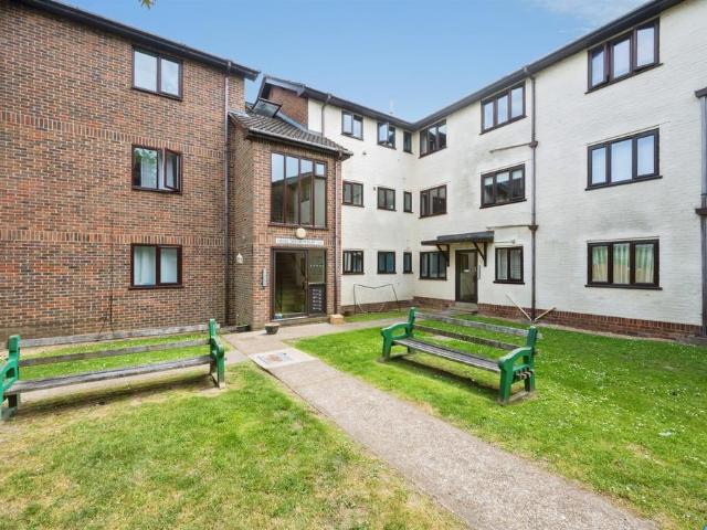 Flat for sale in Eastleigh, Helford