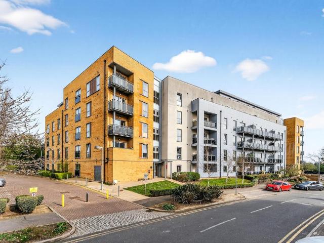 Flat for sale in Summerstown, Greater London