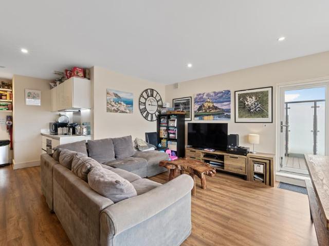 Flat for sale in London Borough of Merton, Merton Park