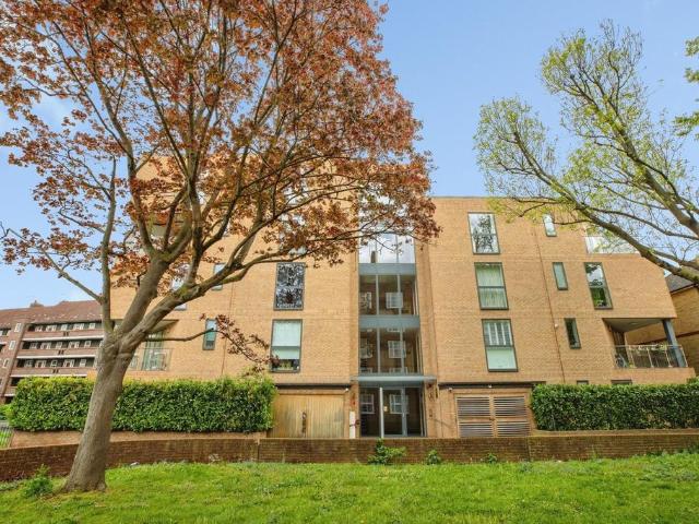 Flat for sale in Walworth, Greater London