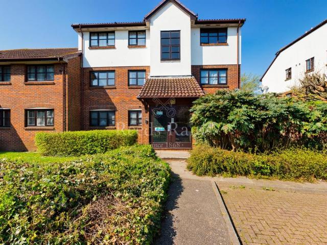 Flat for sale in Worcester Park Estate, Monks Orchard