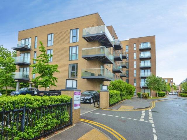 Flat for sale in Elstree and Borehamwood, Borehamwood