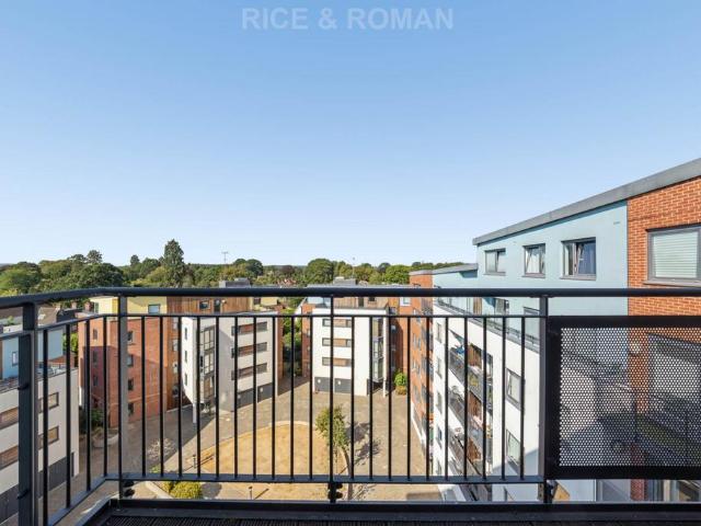 Flat for sale in Heol-las, Surrey