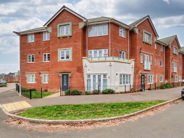 Flat for sale in Daws Hill, Cressex