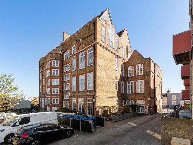 Flat for sale in Glyndon, Greater London