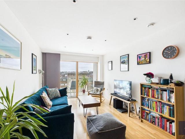 Flat for sale in Streatham, Greater London