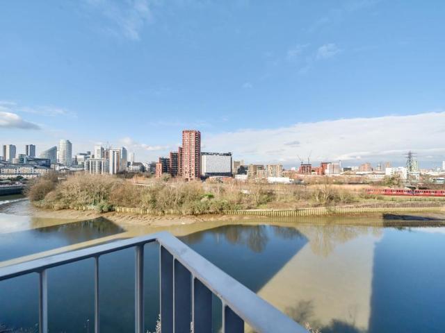 Flat for sale in London City Island, Blackwall