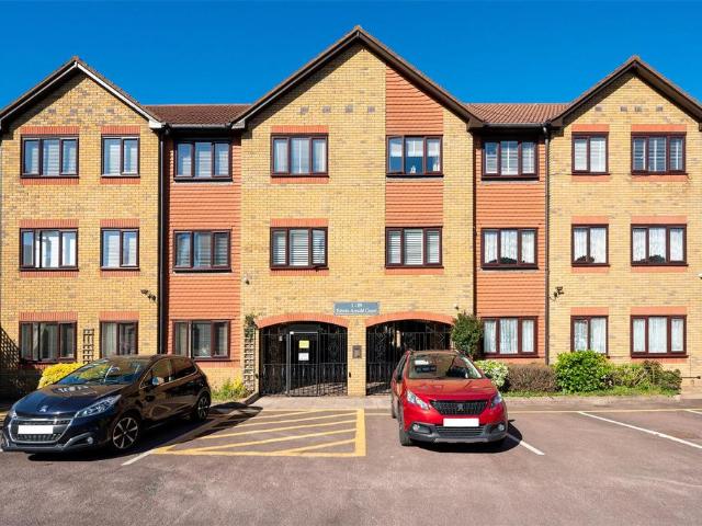 Flat for sale in Longlands, Greater London