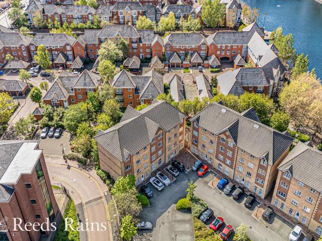 Flat for sale in Salford Quays, Salford