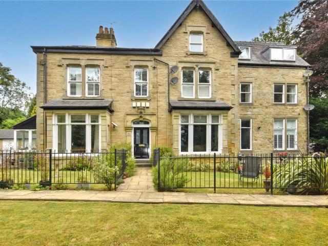 Flat for sale in Oakwood, Leeds