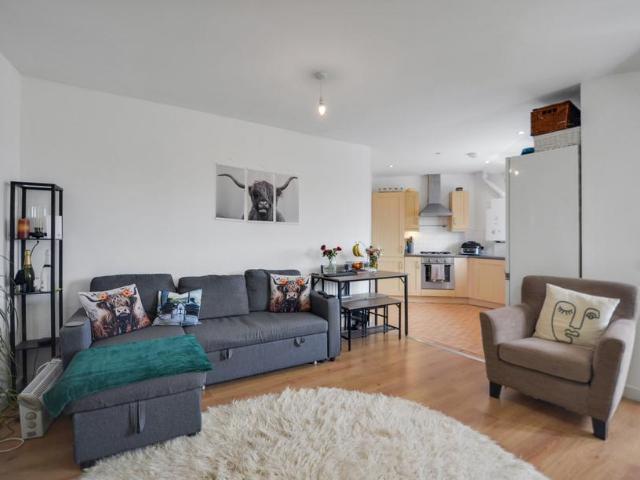 Flat for sale in London Borough of Hounslow, Greater London
