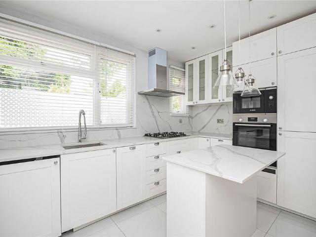Flat for sale in London Borough of Merton, Collier's Wood