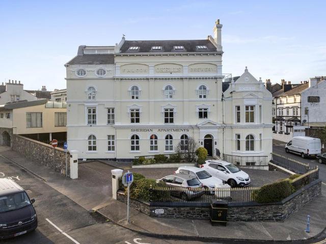 Flat for sale in Douglas, Scotland