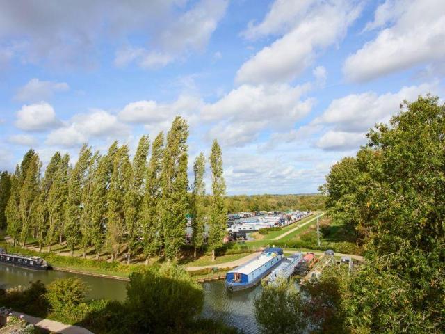 Flat for sale in Milton Keynes