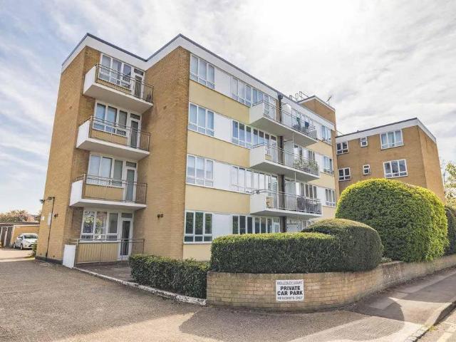 Flat for sale in Iver, Richings Park