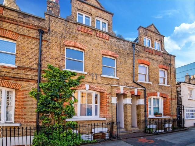 Flat for sale in London Borough of Hackney, Greater London