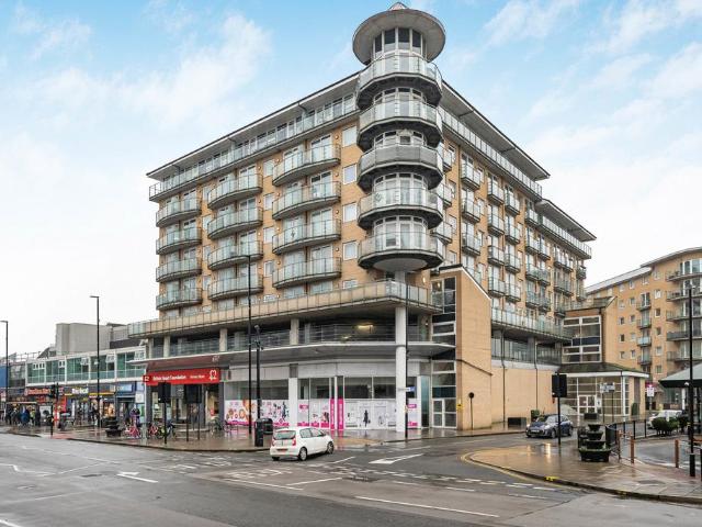 Flat for sale in London Borough of Hounslow, Feltham