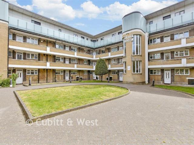 Flat for sale in London Borough of Croydon, Purley