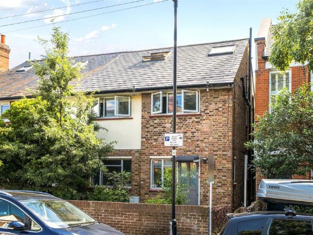 Flat for sale in Streatham, Greater London