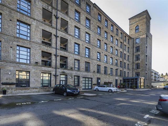 Flat for sale in Longwood, Kirklees