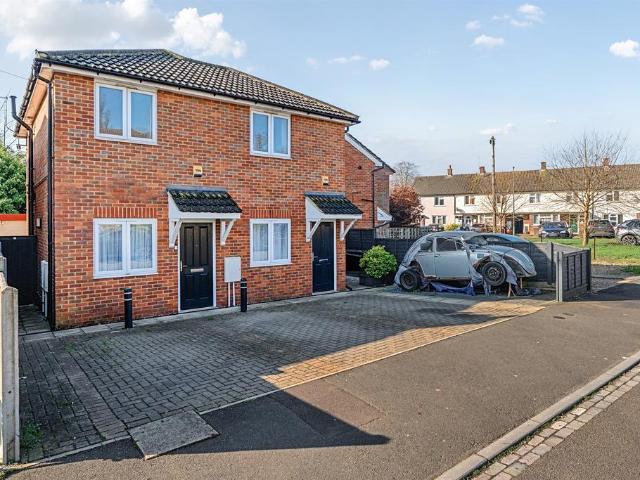 Flat for sale in Cox Green, Maidenhead
