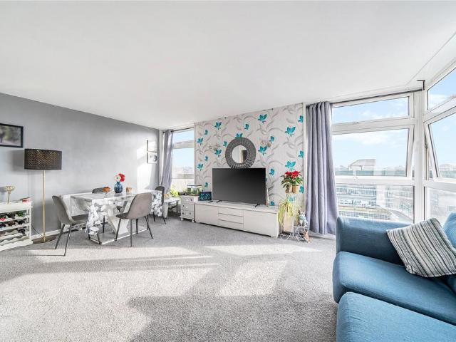 Flat for sale in Denham