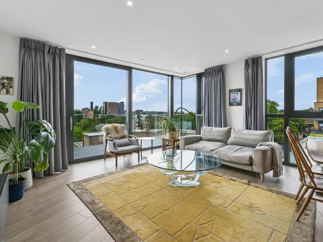 Flat for sale in Woodberry Down, Stoke Newington
