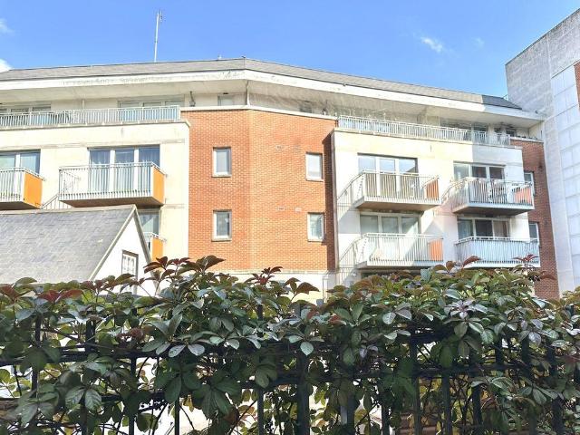 Flat for sale in Woodcote, Epsom