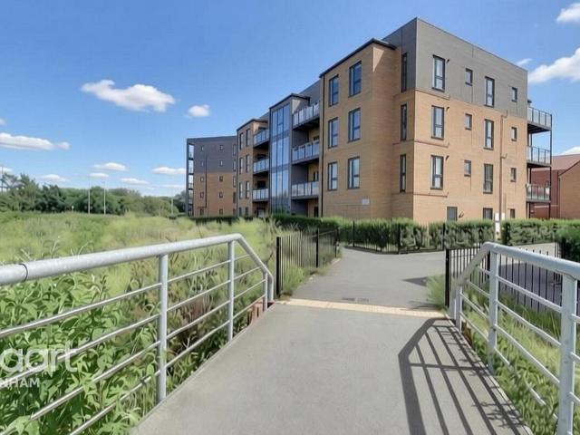 Flat for sale in Rainham, Greater London