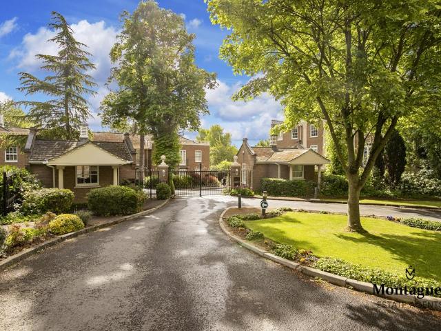 Flat for sale in Ivy Chimneys, Epping