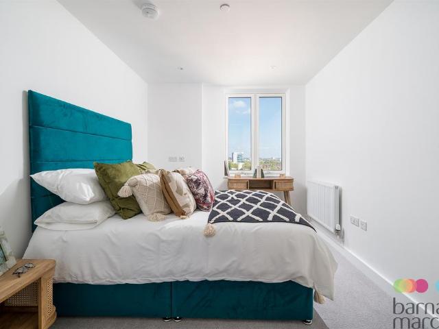 Flat for sale in Harlesden, Greater London