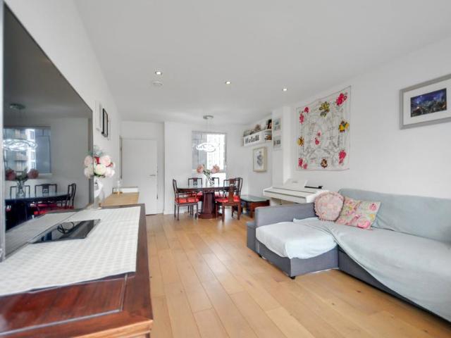 Flat for sale in Greenwich Town Centre, Greater London