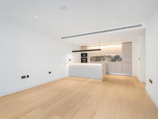 Flat for sale in Shepherd's Bush, Greater London