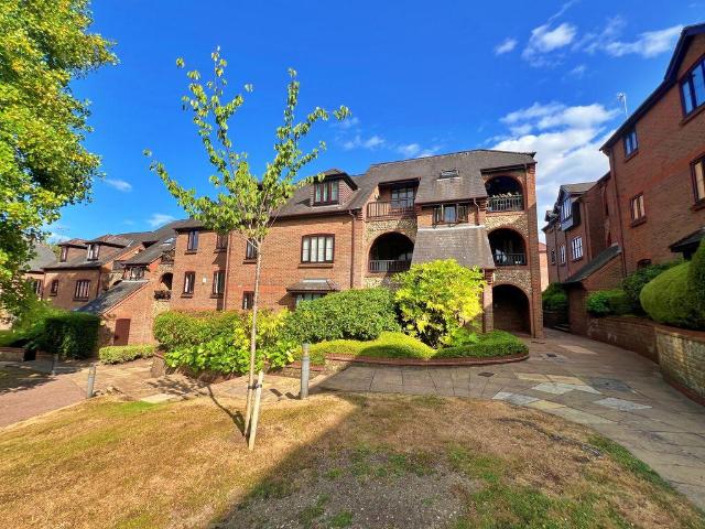 Flat for sale in Chepping Wycombe, Loudwater