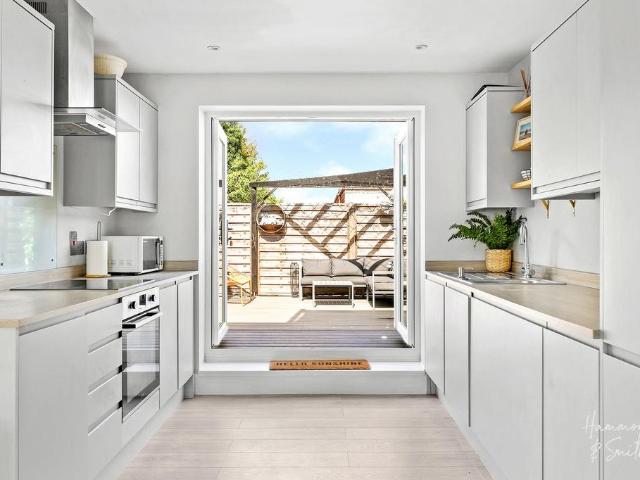 Flat for sale in Ivy Chimneys, Epping