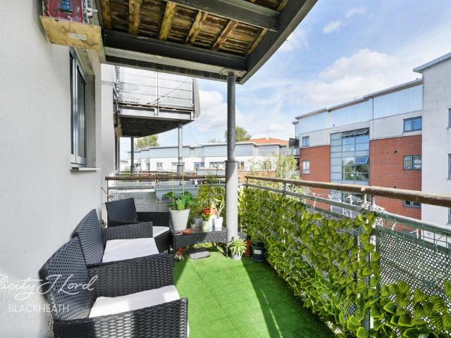 Flat for sale in Royal Borough of Greenwich, Greater London