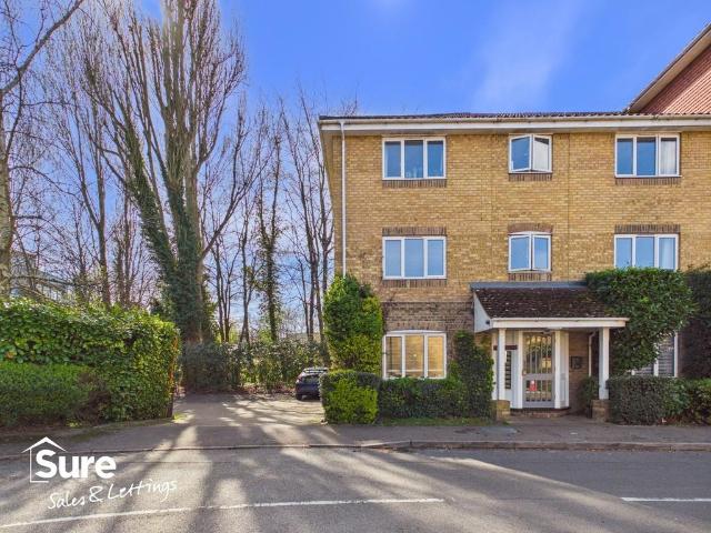 Flat for sale in Pouchen End, Hertfordshire
