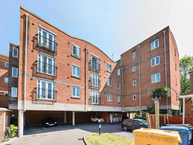 Flat for sale in Bray Wick, Maidenhead