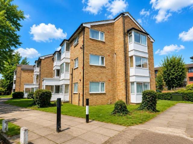 Flat for sale in Leagrave, Luton