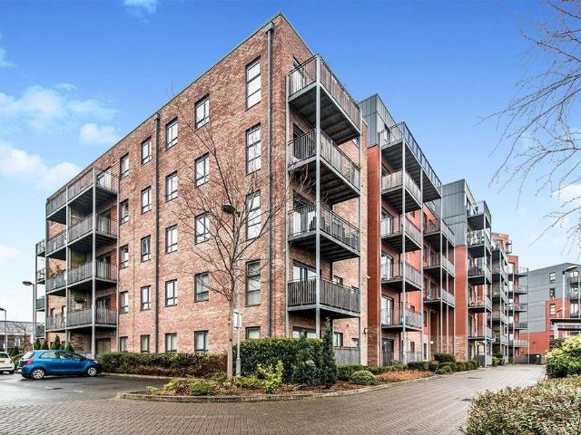 Flat for sale in Bradford, Manchester