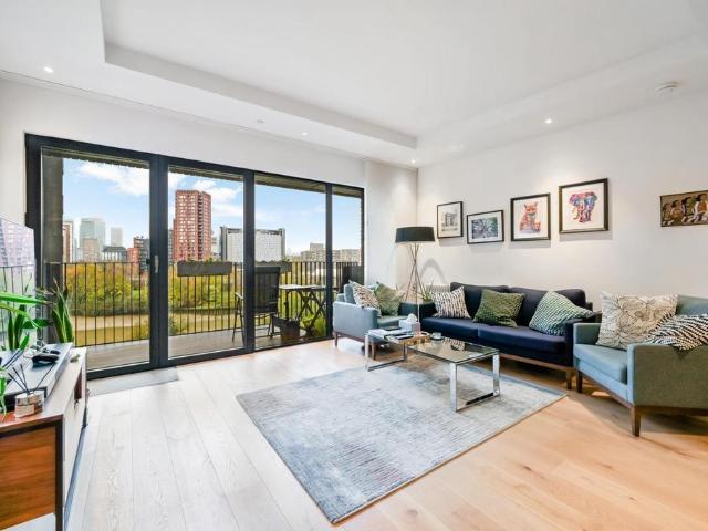 Flat for sale in London City Island, Blackwall