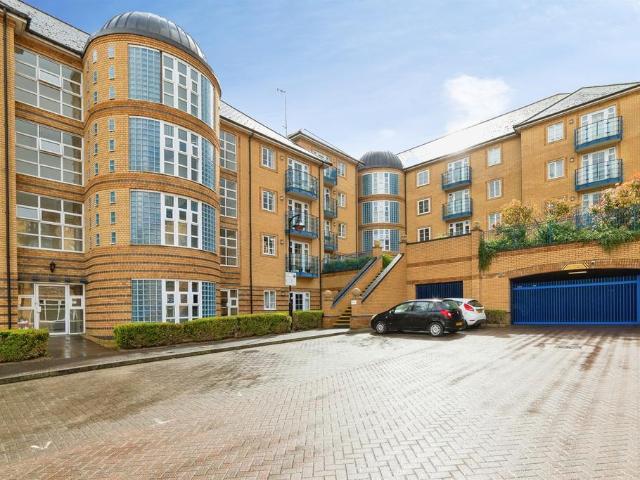 Flat for sale in Hertford, Colliers End