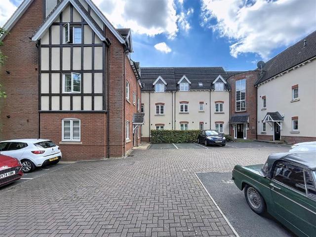 Flat for sale in Green Close, Warwickshire