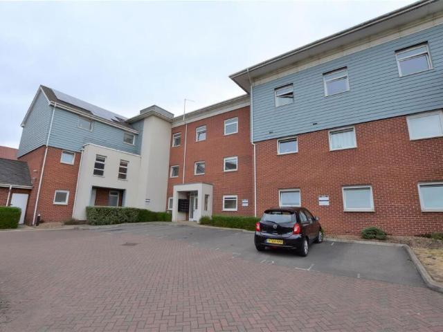 Flat for sale in Yiewsley, Greater London