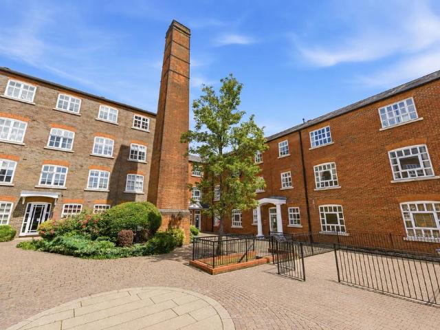 Flat for sale in St Albans, Five Acres