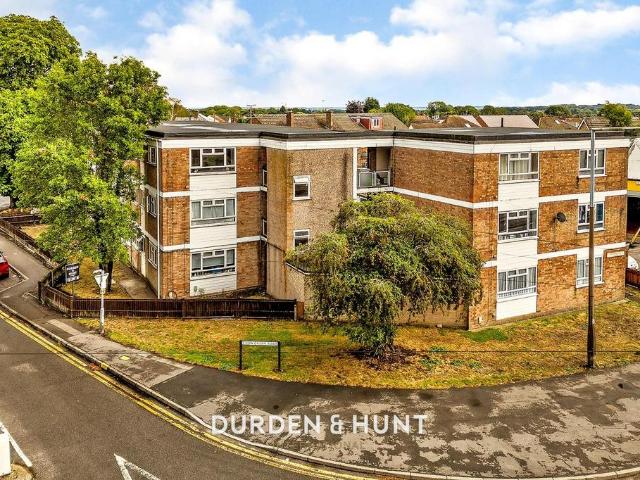 Flat for sale in Pilgrims' Hatch, Navestock Side